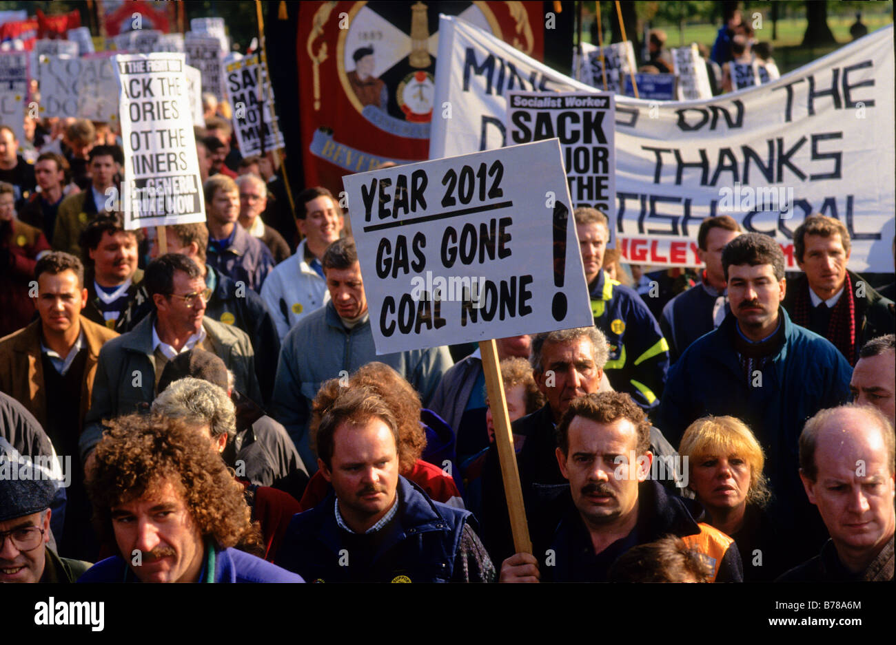 I minatori rivolta verso la perdita di posti di lavoro dovuta alla chiusura di sedi estrattive a marzo in segno di protesta per Londra Foto Stock