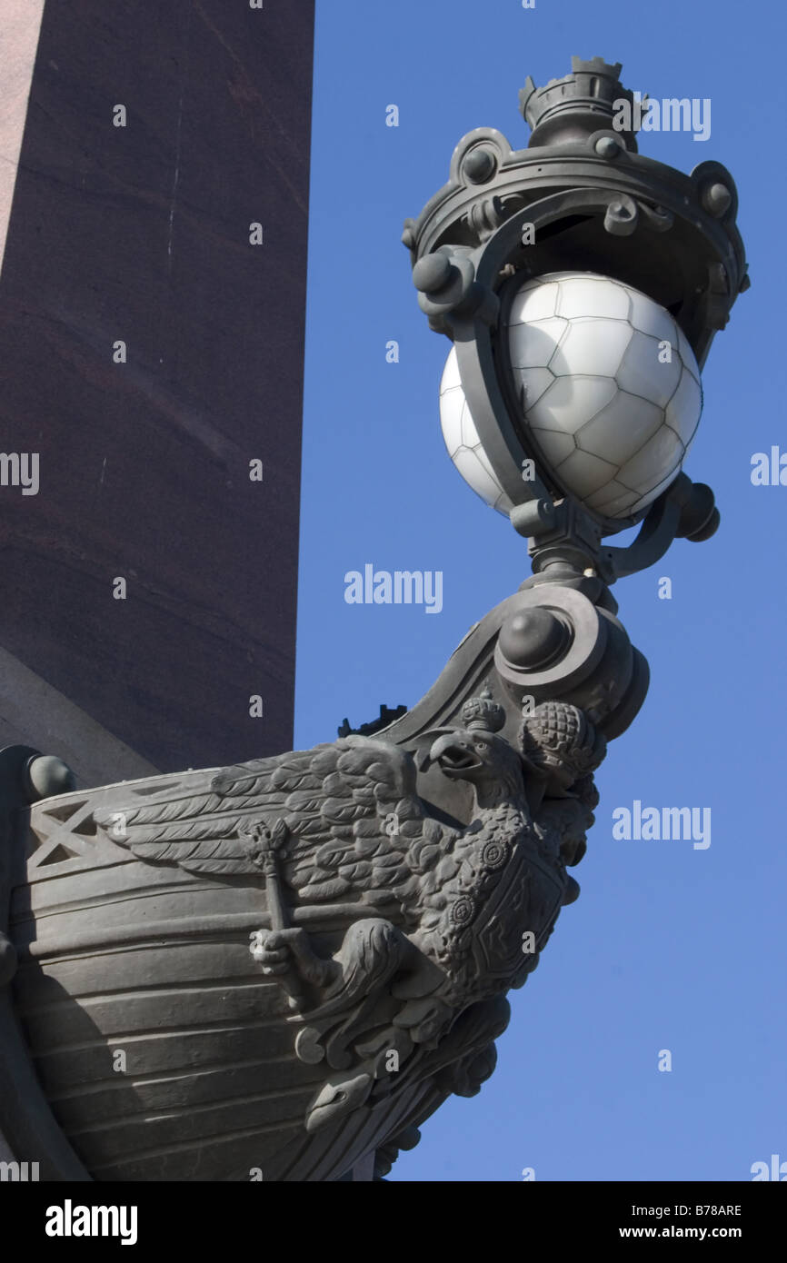 In prossimità della lampada decorativa su obelisco in ingresso al ponte della Trinità a San Pietroburgo, Russia. Foto Stock