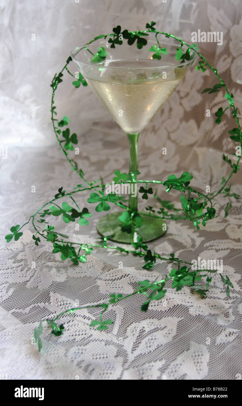 Bubbly champagne saint patricks day celebrazione green clover leafs lacy goccia holiday Foto Stock