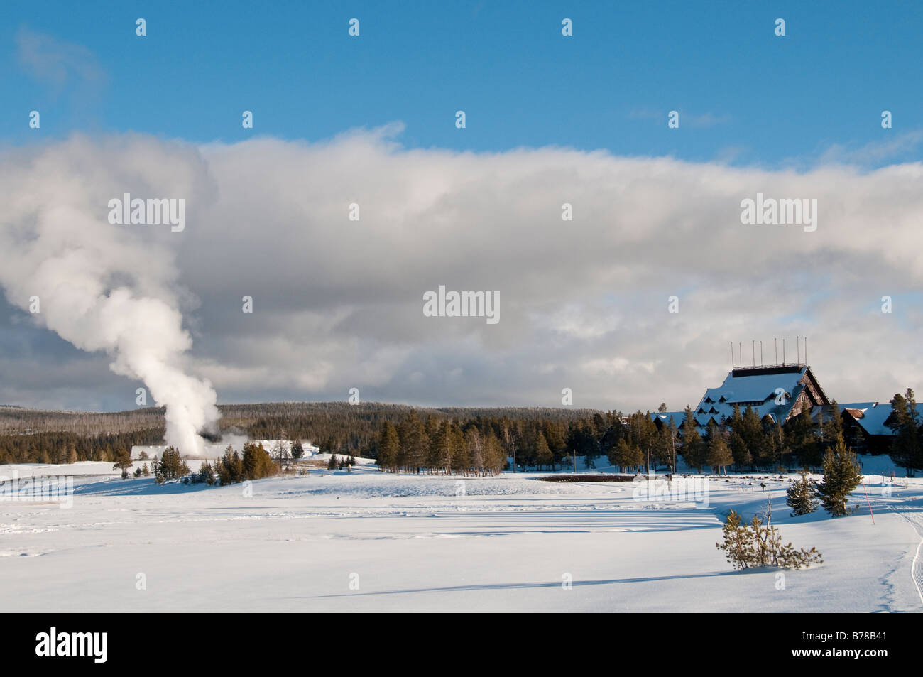 Geyser Old Faithful, vecchie fedeli Lodge e la pista da sci, inverno, Upper Geyser Basin, il Parco Nazionale di Yellowstone, Wyoming. Foto Stock