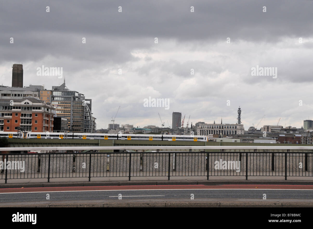 Vista dal ponte di Londra nessuno Foto Stock
