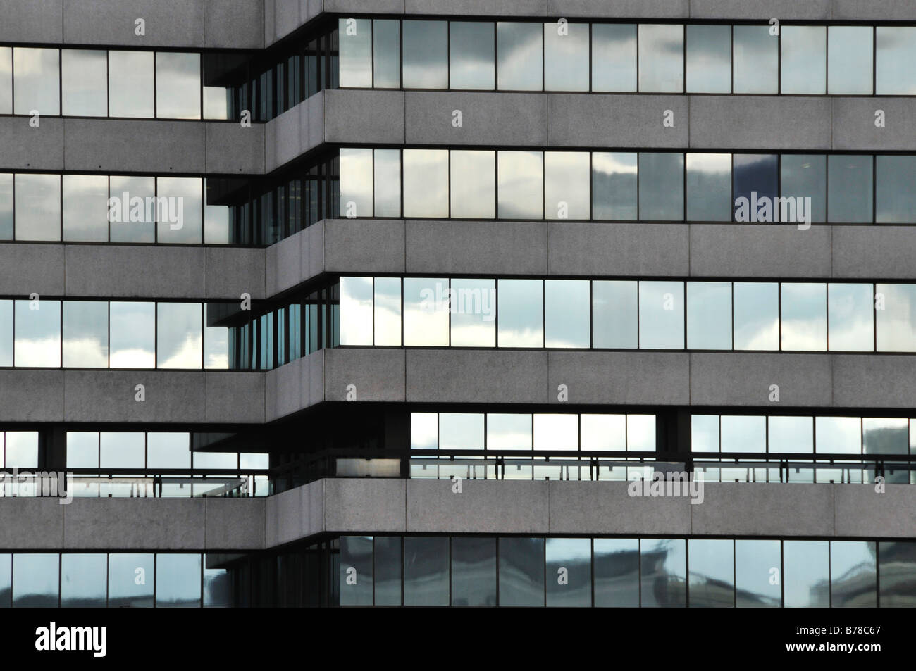 Edificio per uffici con il pannello di vetro isolati Foto Stock