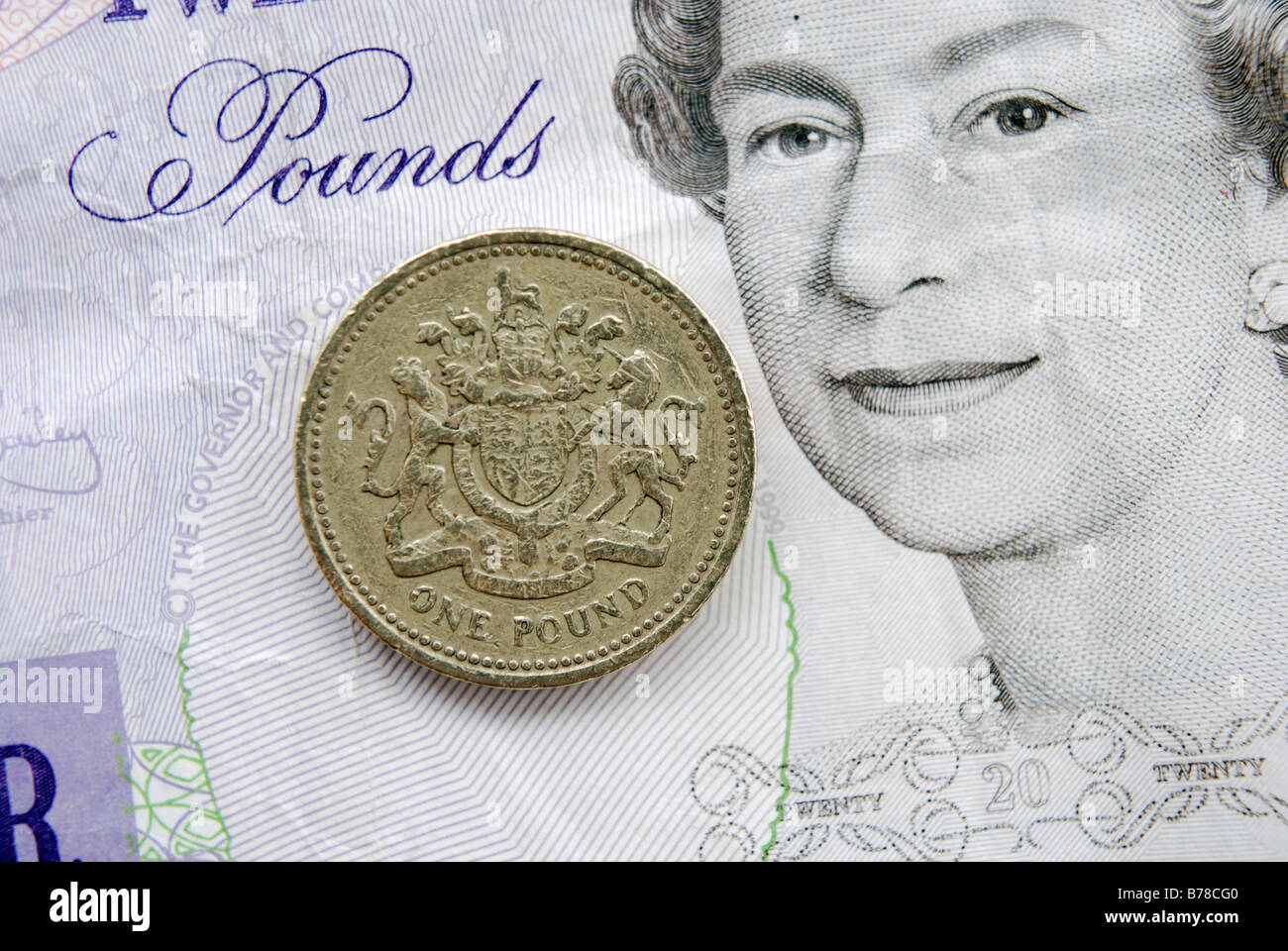 In prossimità di una libbra di moneta oltre una ventina di pound nota Foto Stock