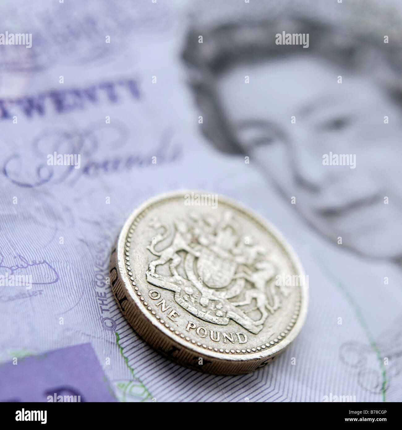 In prossimità di una libbra di moneta oltre una ventina di pound nota Foto Stock