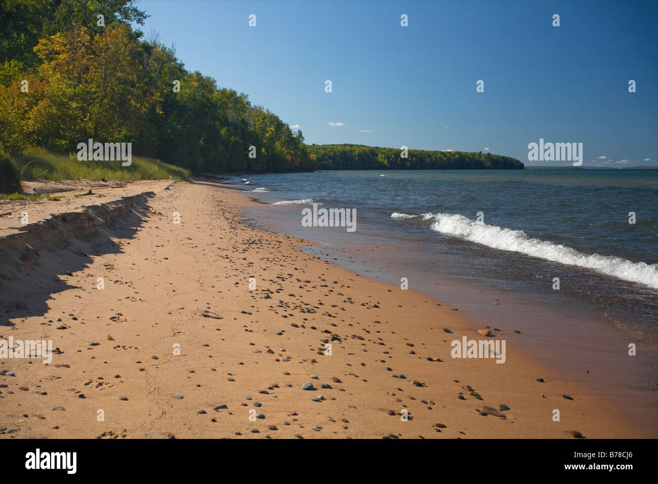 WISCONSIN - spiaggia lungo la riva del lago Superior vicino al campeggio backcountry alla fine del Sentiero Lungolago, Apostolo Isole. Foto Stock