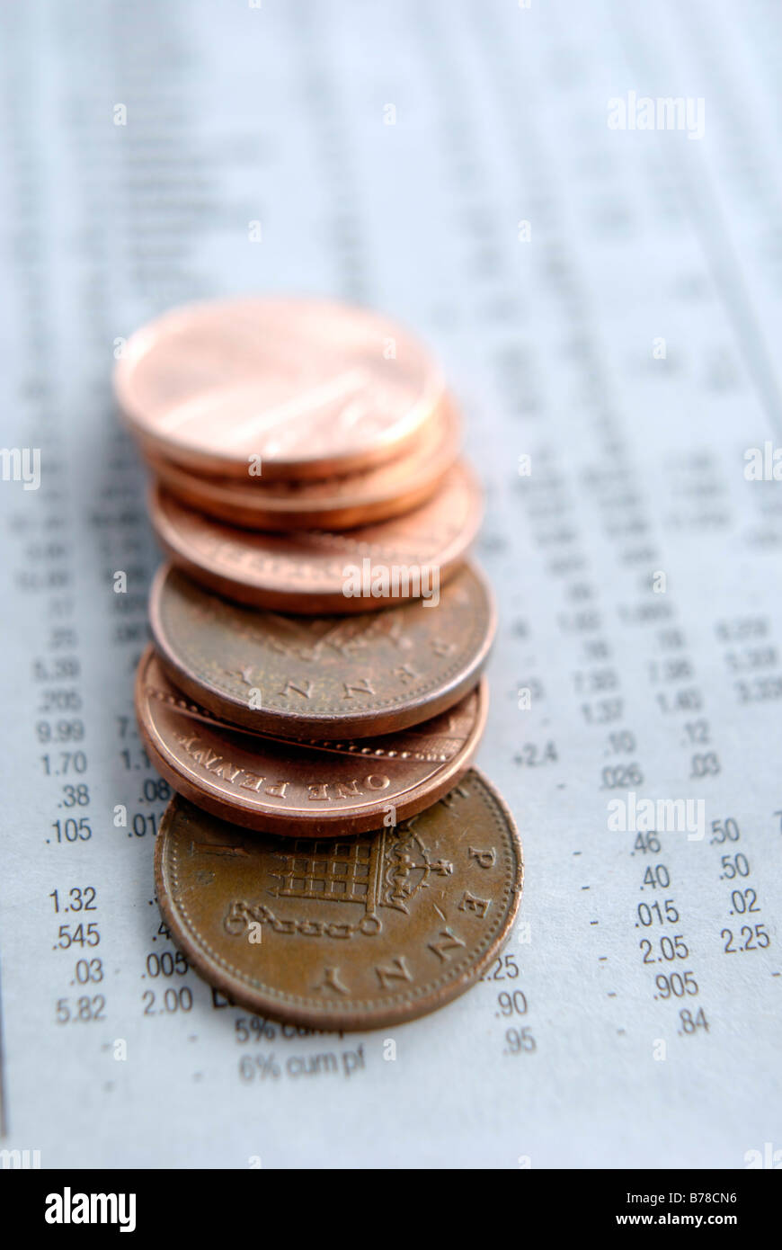Close up di un penny monete oltre le quotazioni di borsa Foto Stock