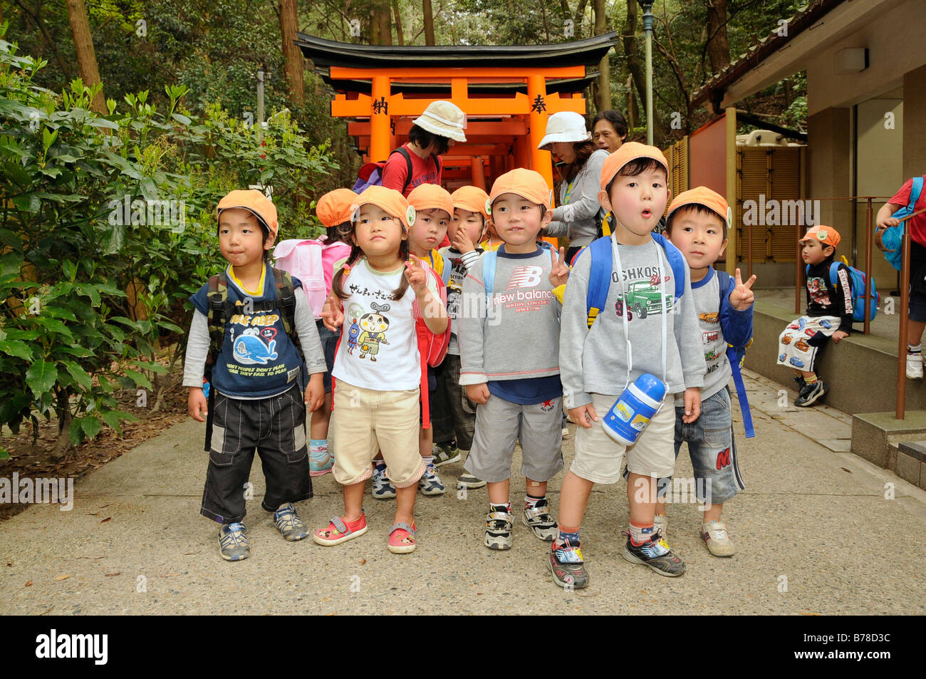 Asilo nido giapponese i bambini in visita il Fujimi Santuario a Kyoto, Giappone, Asia Foto Stock