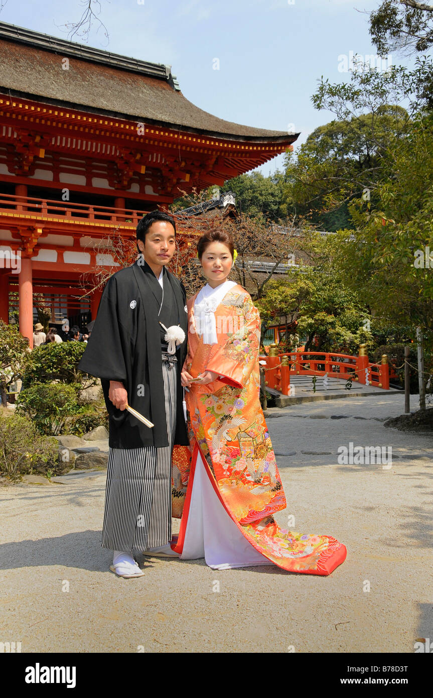 Tradizionale Matrimonio giapponese giovane davanti al Santuario Kamigamo, Kyoto, Giappone, Asia Foto Stock