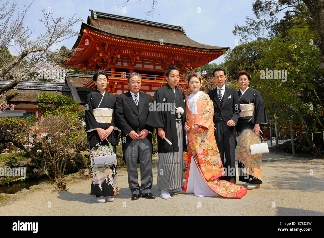Matrimonio giapponese giovane con i loro genitori di fronte al Santuario Kamigamo, Kyoto, Giappone, Asia Foto Stock