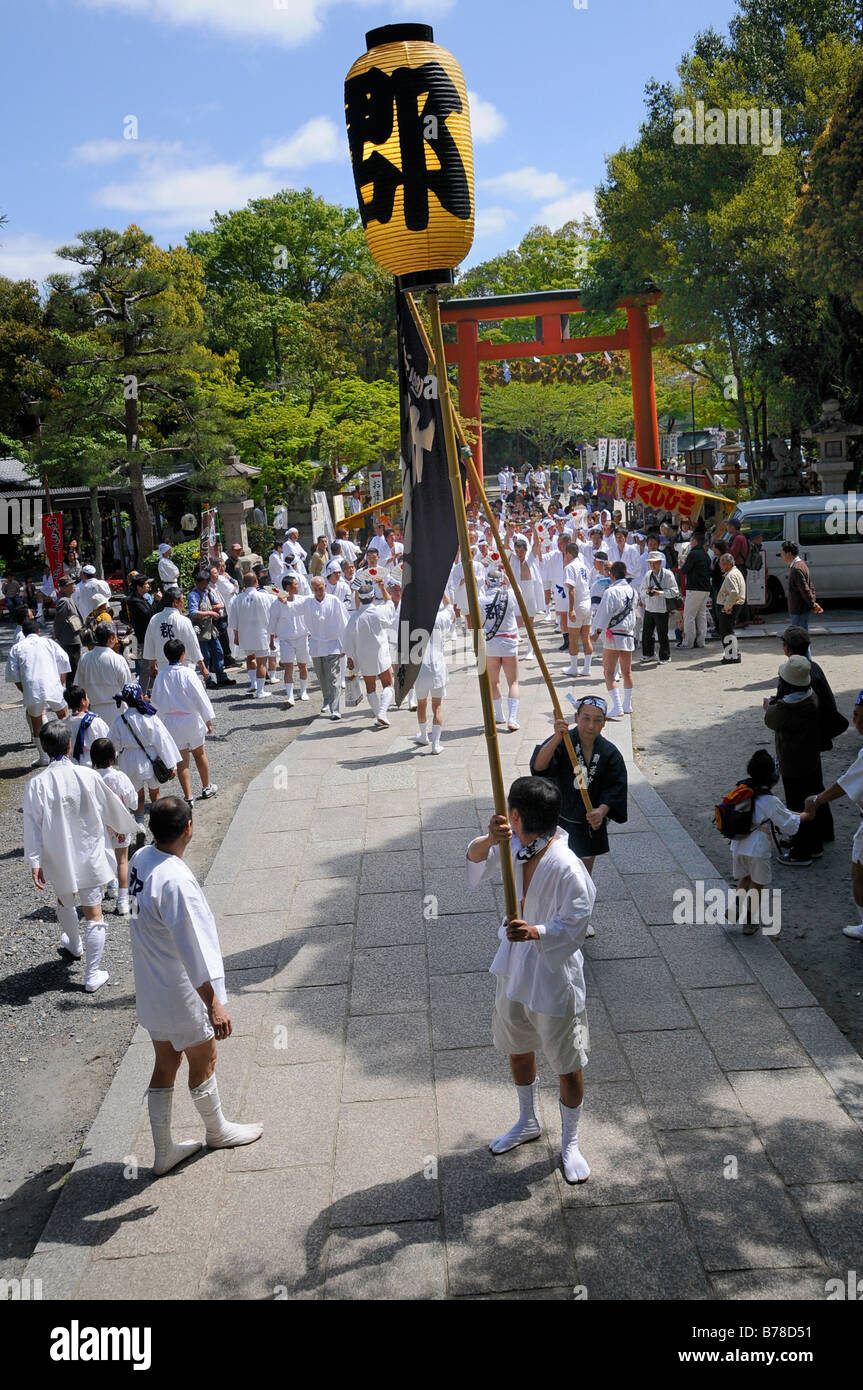 I vettori dei manici per i telai del santuario procedere cantando e ballando verso il santuario, Matsuri Santuario Foto Stock