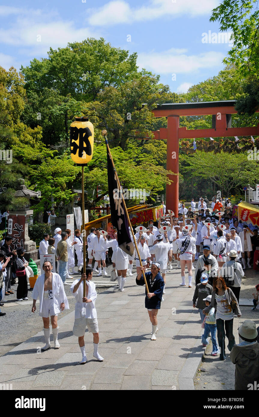 I vettori dei manici per i telai del santuario procedere cantando e ballando verso il santuario, Matsuri Santuario Foto Stock