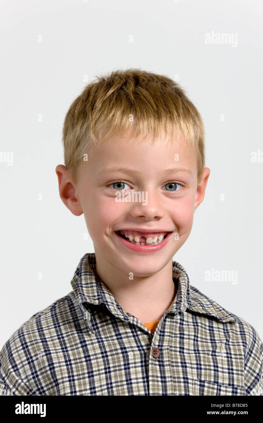 6-anno-vecchio ragazzo con gap nei suoi denti, ritratto Foto Stock