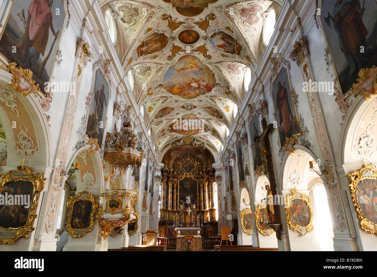 Vista interna di San Martino la chiesa parrocchiale in Fischbachau, Alta Baviera, Baviera, Germania, Europa Foto Stock