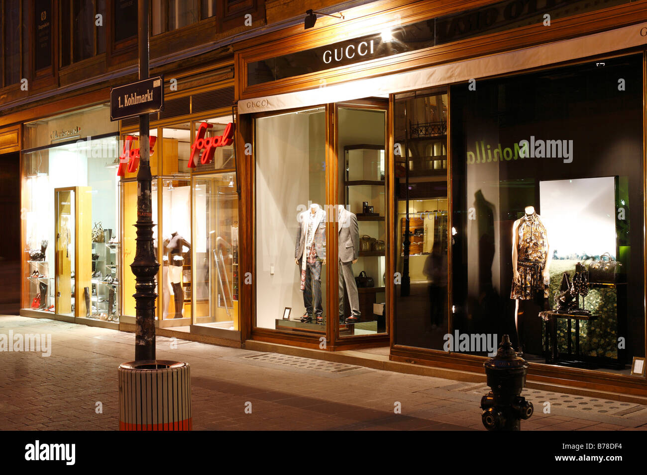 Gucci la finestra di visualizzazione di sera su Kohlmarkt, città, Vienna, Austria, Europa Foto Stock