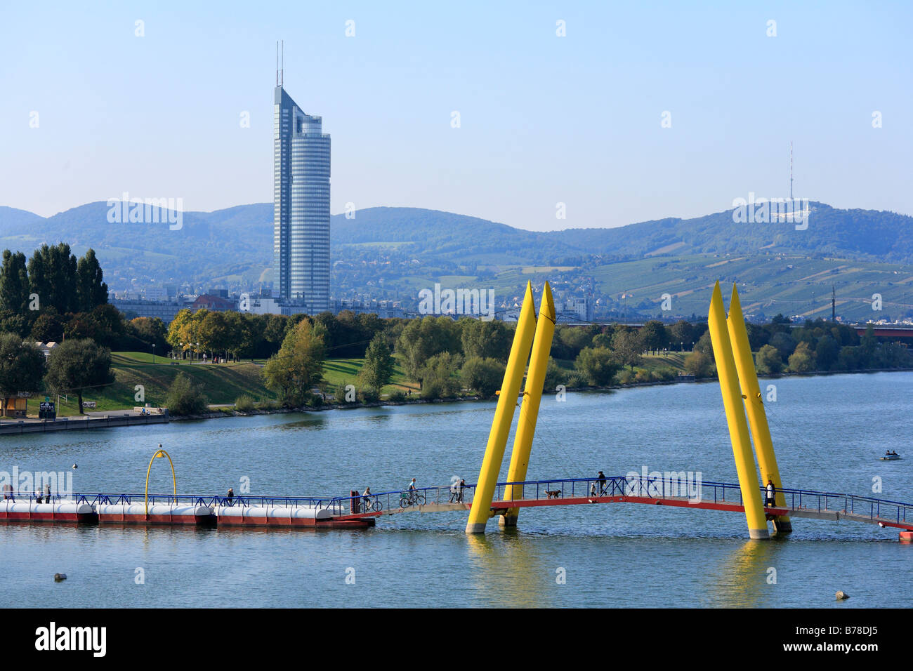 Vista su Neue Donau e Donauinsel al Millenium City, Millenium-Tower, Vienna, Austria, Europa Foto Stock
