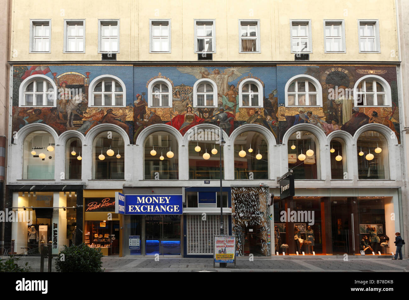 Mosaico sulla facciata di una casa a Kaerntner Street 16, strada dello shopping nel centro di Vienna, Austria, Europa Foto Stock