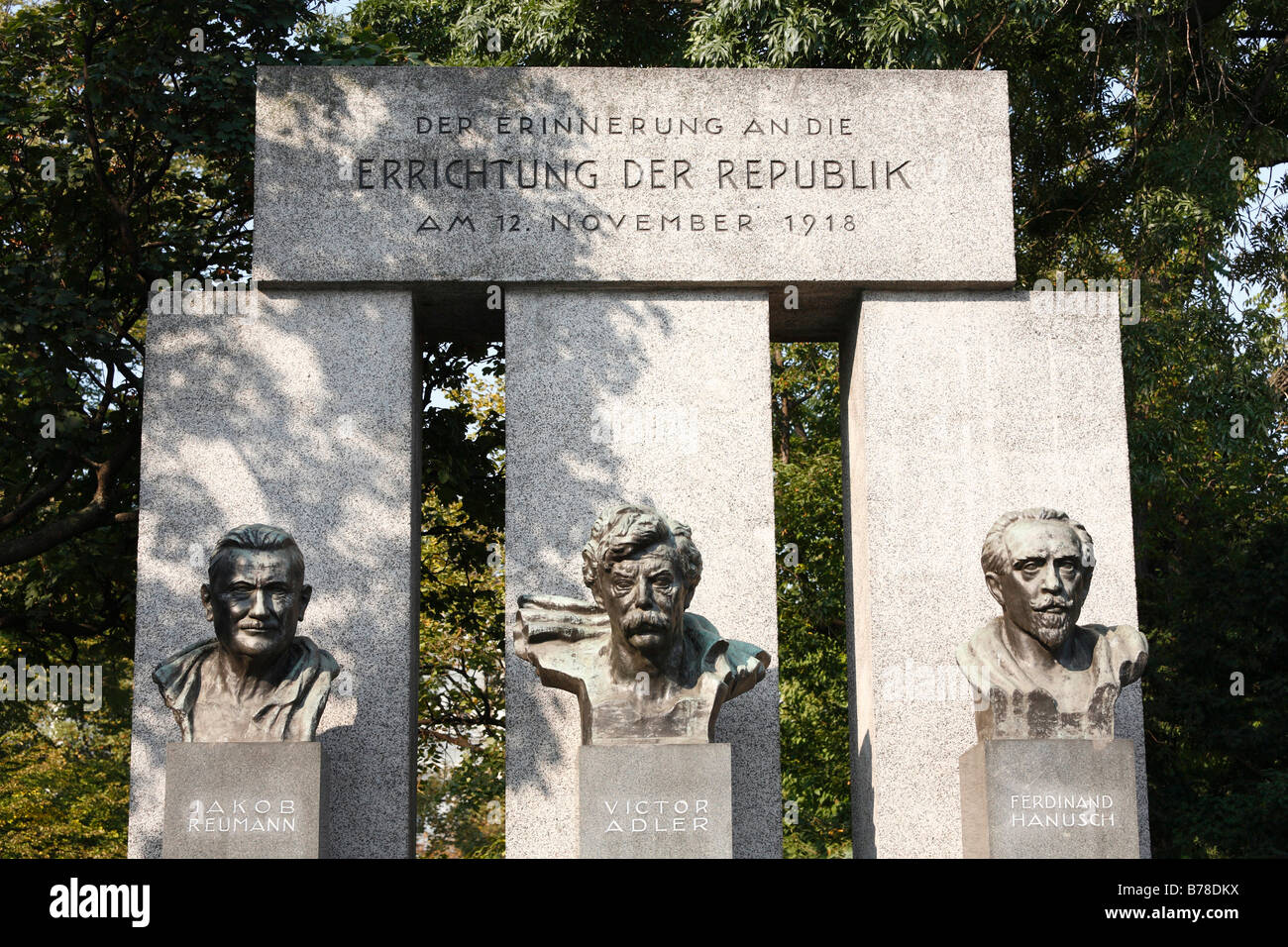 Monumento per la fondazione della Repubblica con busti di Jakob Reimann, Victor Adler, Ferdinand Hanusch, Vienna, Austria, Euro Foto Stock