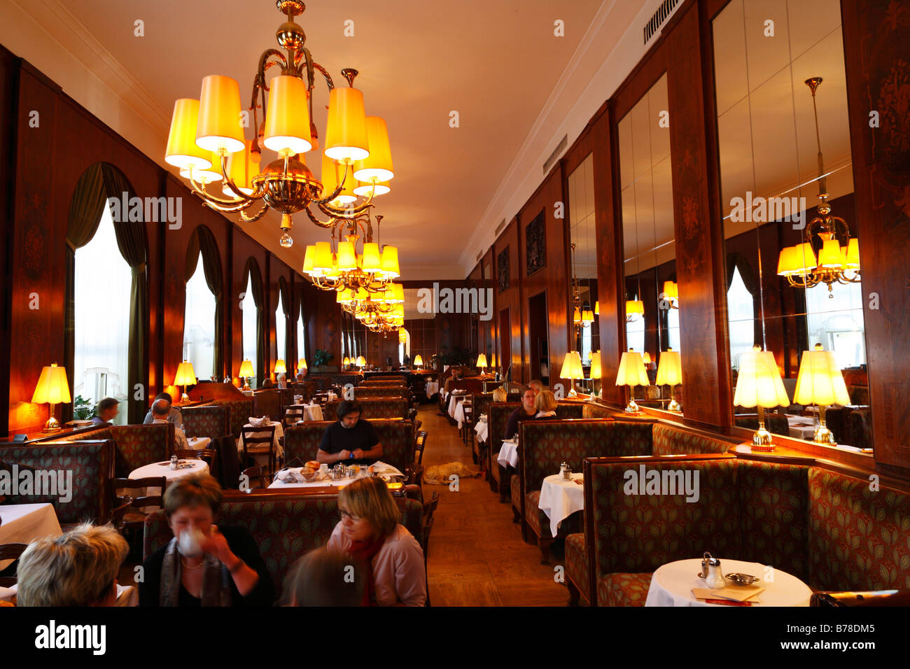 Vista interna del Café Landtmann sul Dr-Karl-Lueger-Ring, Vienna, Austria, Europa Foto Stock