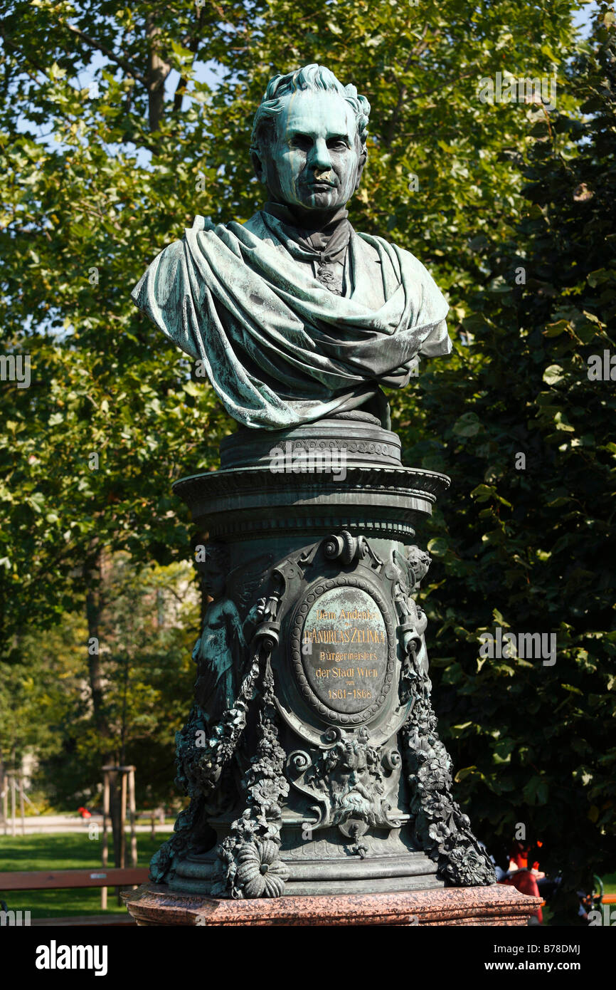 Un monumento per il Dottor Andreas Zelinka nel parco comunale, Vienna, Austria, Europa Foto Stock