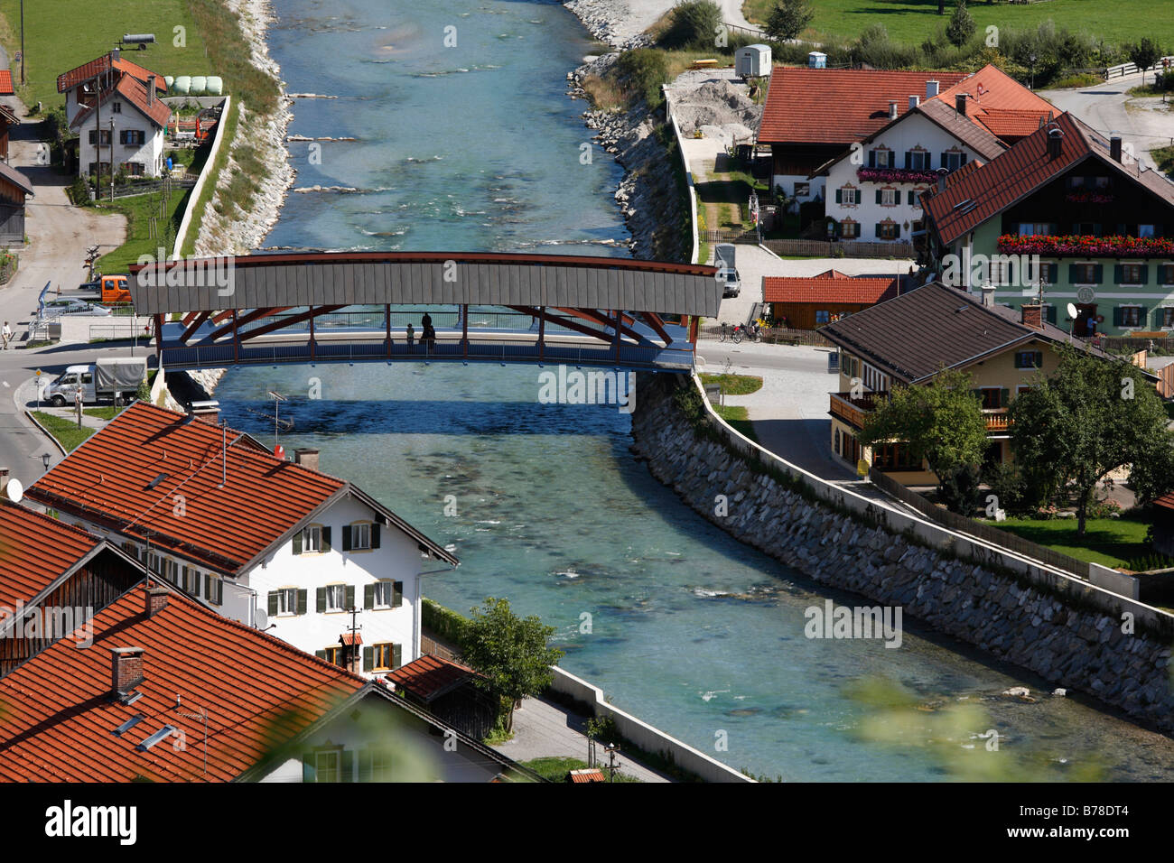 Loisach con acqua alta parete di protezione in Eschenlohe, Alta Baviera, Germania, Europa Foto Stock