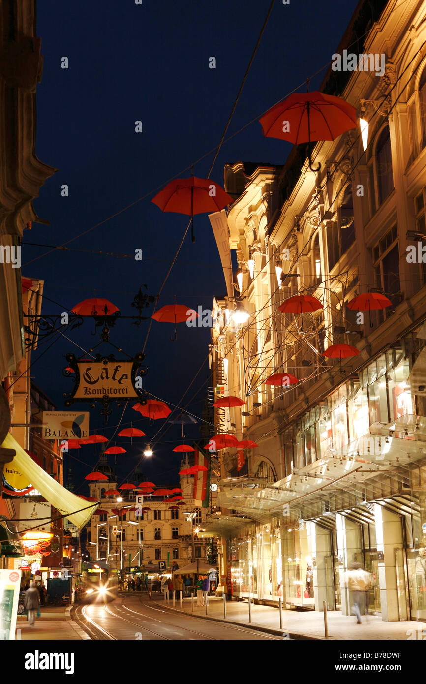 Opera d'arte con red ombrelloni in Sackstrasse street, il centro storico della città di Graz, Stiria, Austria, Europa Foto Stock