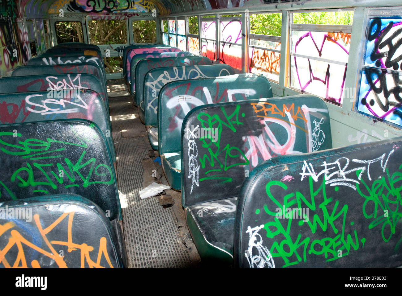 Grafitti nella vecchia scuola abbandonata bus, Miami, Florida. Foto Stock