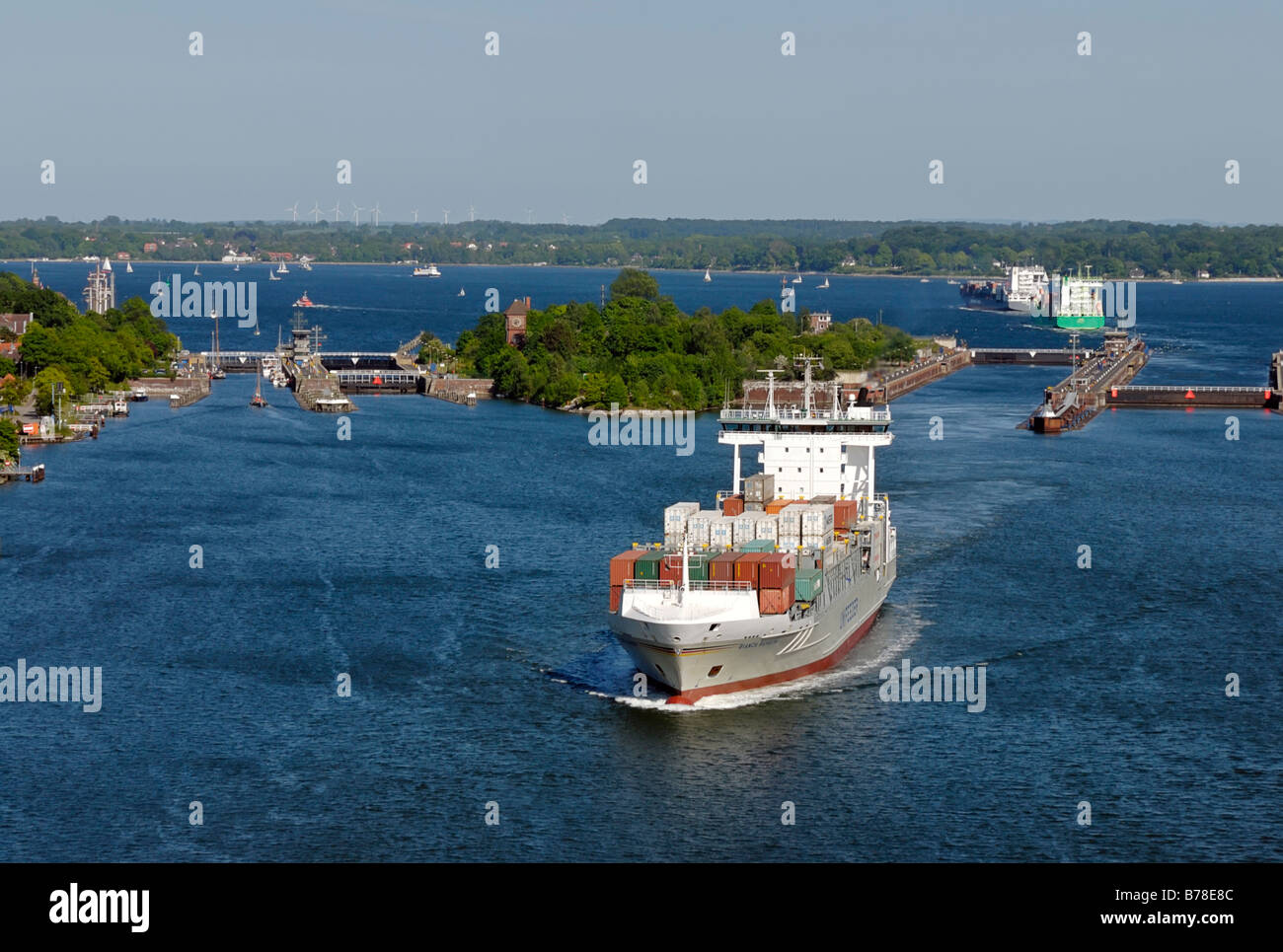 Holtenau allagamento con container e navi a vela, Kiel, Schleswig-Holstein, Germania, Europa Foto Stock