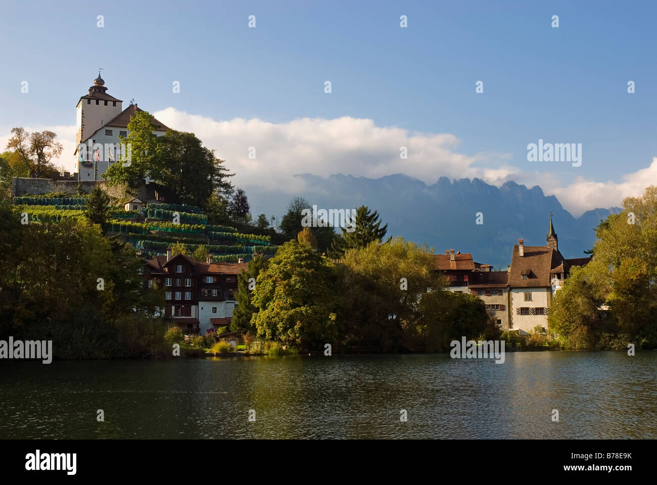 Il castello di Werdenberg e case, nel retro Alpstein gamma, Grab comune, cantone di San Gallo, Svizzera, Europa Foto Stock