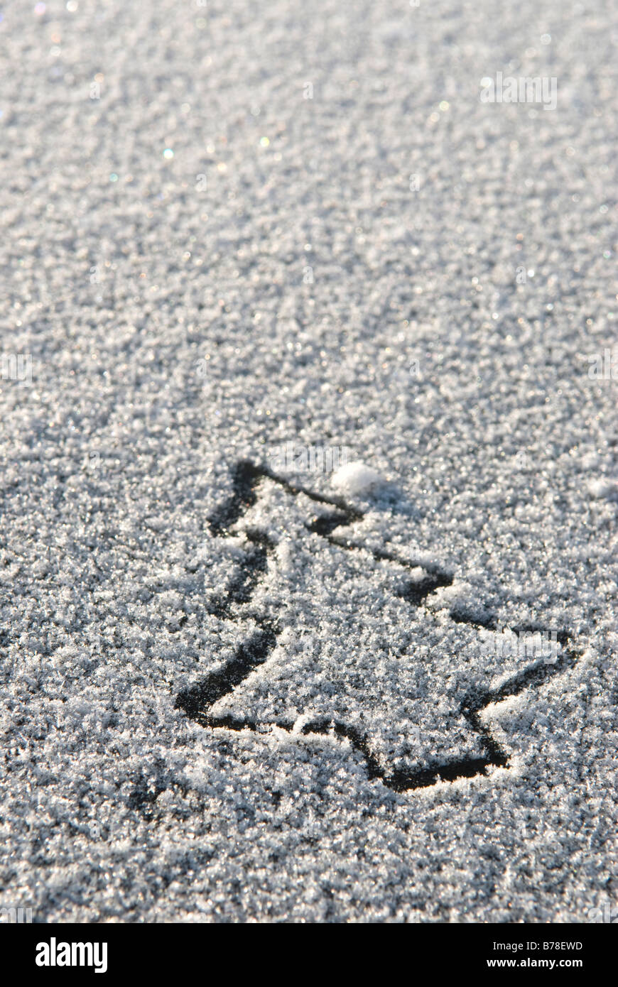 Albero di natale disegno sulla superficie della neve Foto Stock