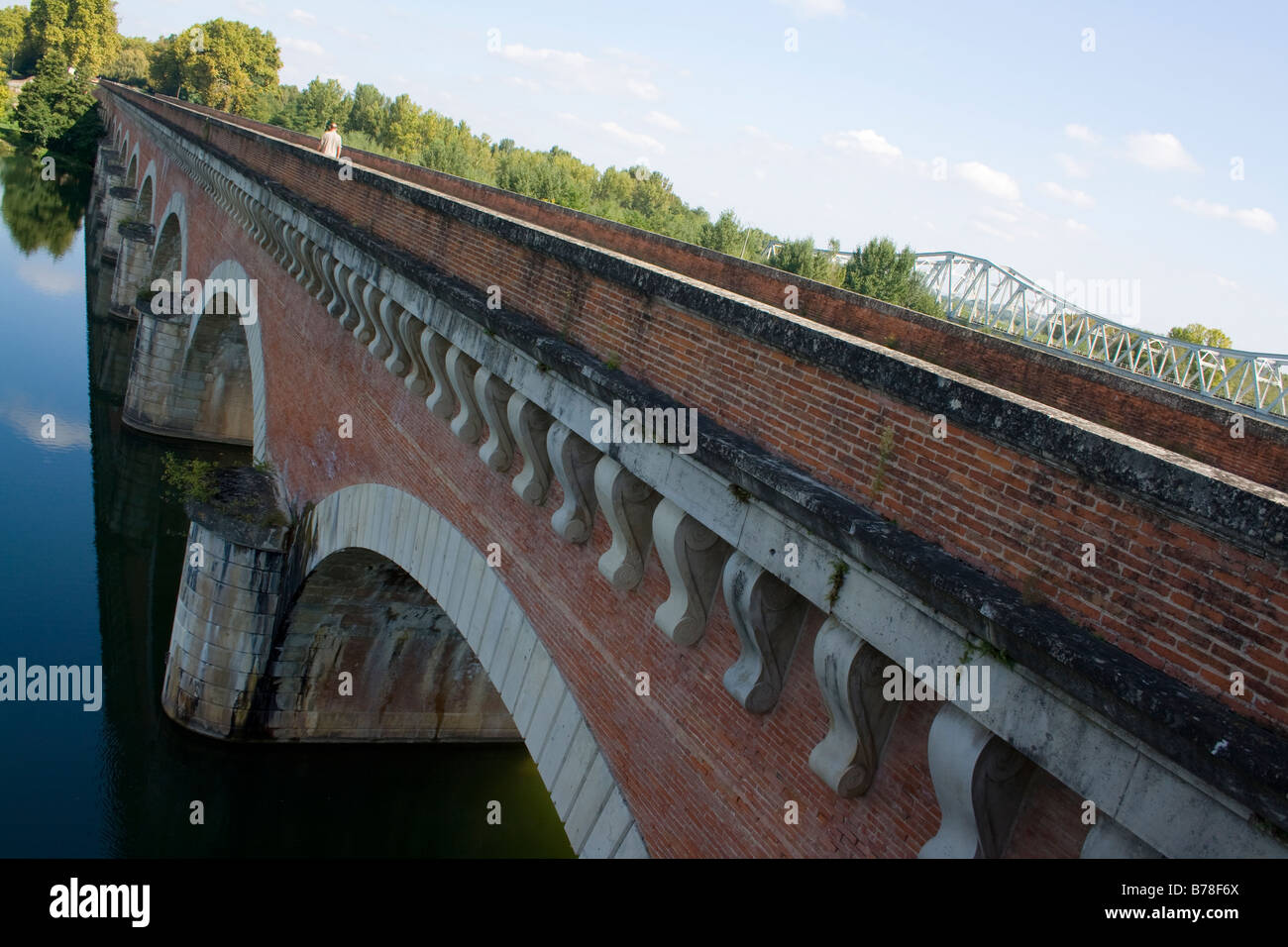 Aquaduct sul fiume Tarn a Moissac Midi-Pirenei. Esso porta il Canal du Midi da Toulouse per la Garonna e Bordeaux Foto Stock