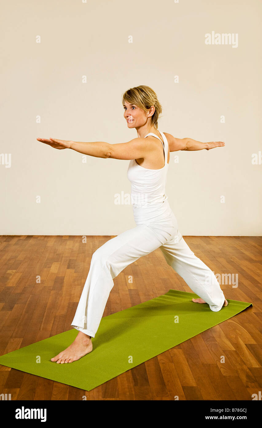 Il 33-anno-vecchia donna facendo un esercizio di yoga in un studio, Zurigo, Svizzera, Europa Foto Stock