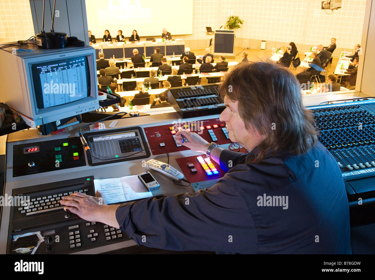 Suono e luce direttore presso il centro congressi della Messe Schweiz nel suono e luce cabina di comando su una sala congressi Foto Stock