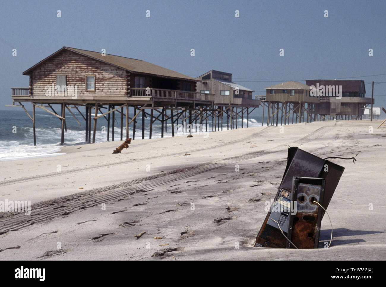 Case sulla spiaggia lungo l'Oceano Atlantico,dove la spiaggia è stato gravemente danneggiato e la strada coperta di sabbia,Long Island, New York. Foto Stock