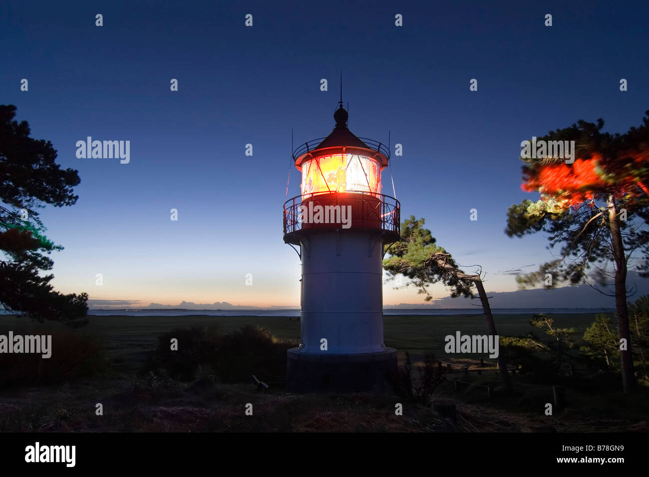 Faro a luce rotante all'alba, Neuendorf, Hiddensee Isola, Meclemburgo-Pomerania Occidentale, Germania, Europa Foto Stock