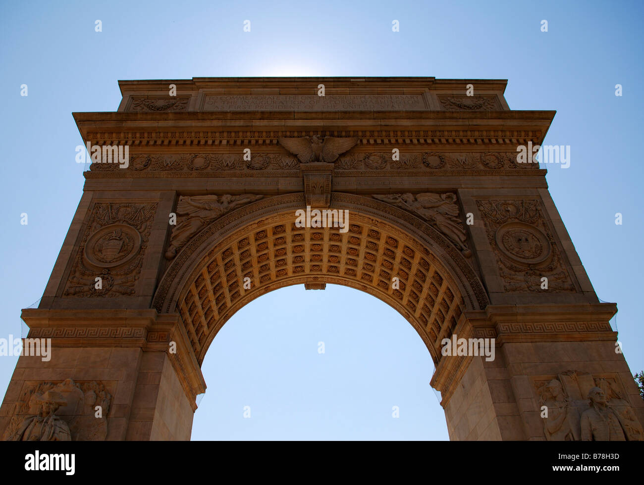 Arco trionfale su Washington Square in controluce, New York City, Stati Uniti d'America, America del Nord Foto Stock