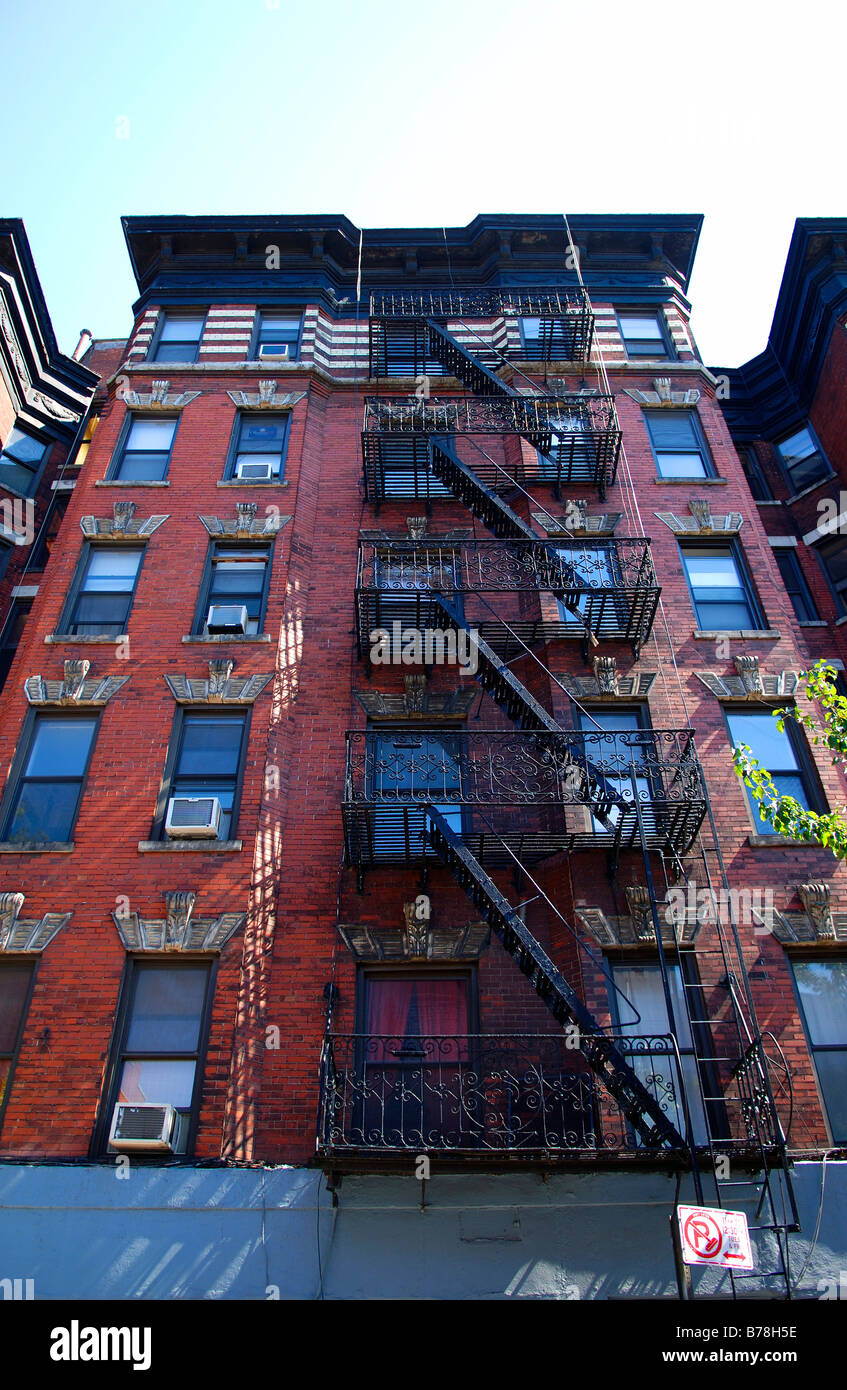 Facciata di un edificio multipiano con scale antincendio, New York City, Stati Uniti d'America Foto Stock