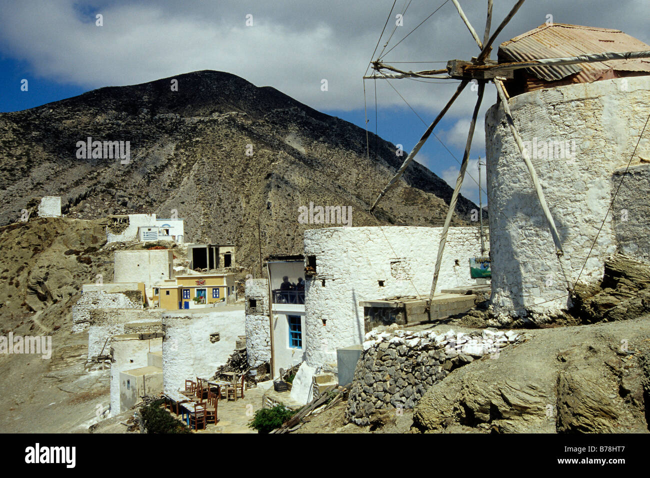 Case e mulini a vento in montagna villaggio Olympos, Karpathos, il Mar Egeo, Dodecaneso, Grecia, Europa Foto Stock