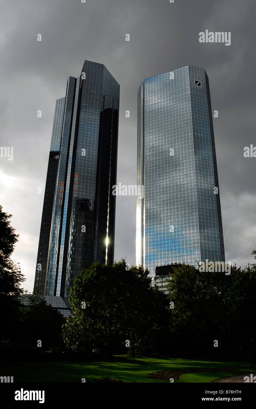Nuvole grigie e riflettendo nel vetro anteriore della Deutsche Bank nel distretto bancario, Frankfurt am Main, Hessen, Germania, Europa Foto Stock