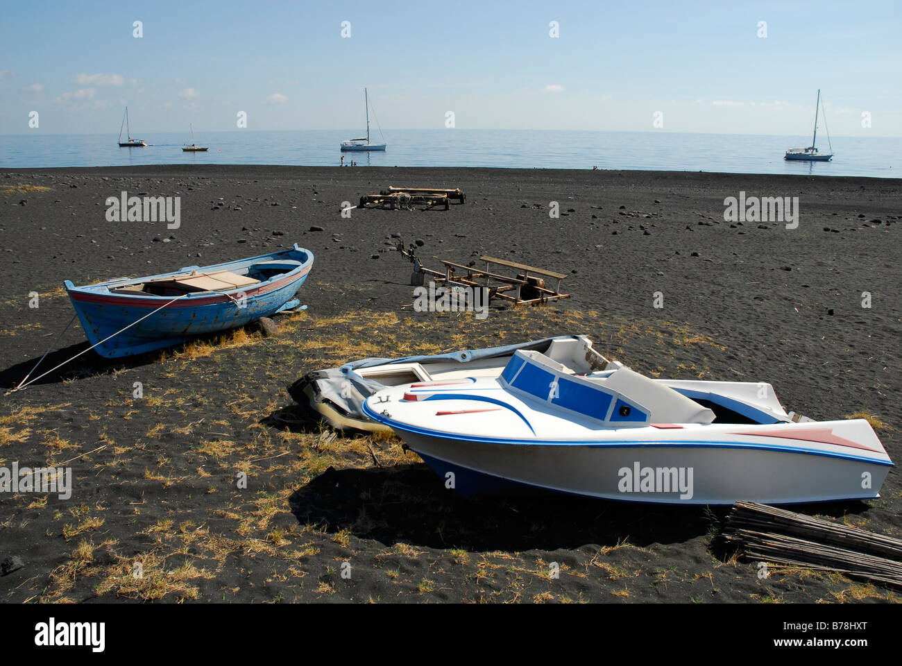 Barche su di una spiaggia di sabbia nera sull'isola di Stromboli, Eolie o Lipari, Isole del Mar Tirreno, la Sicilia Il sud Italia, Europa Foto Stock