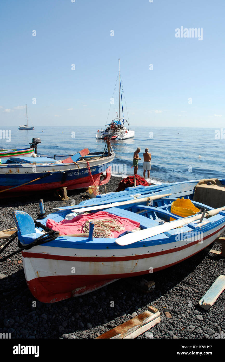 Coloratissime barche di pescatori su una spiaggia di sabbia nera su Stromboli e Vulcano Stromboli, Eolie o Lipari isole tirreniche, Se Foto Stock