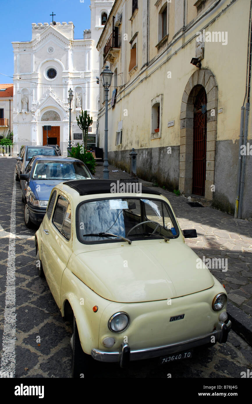 Fiat 500 in una zona residenziale di fronte alla chiesa di San Rocco e San Francesco di Paola Pizzo, Vibo Valentia, Calabria, così Foto Stock