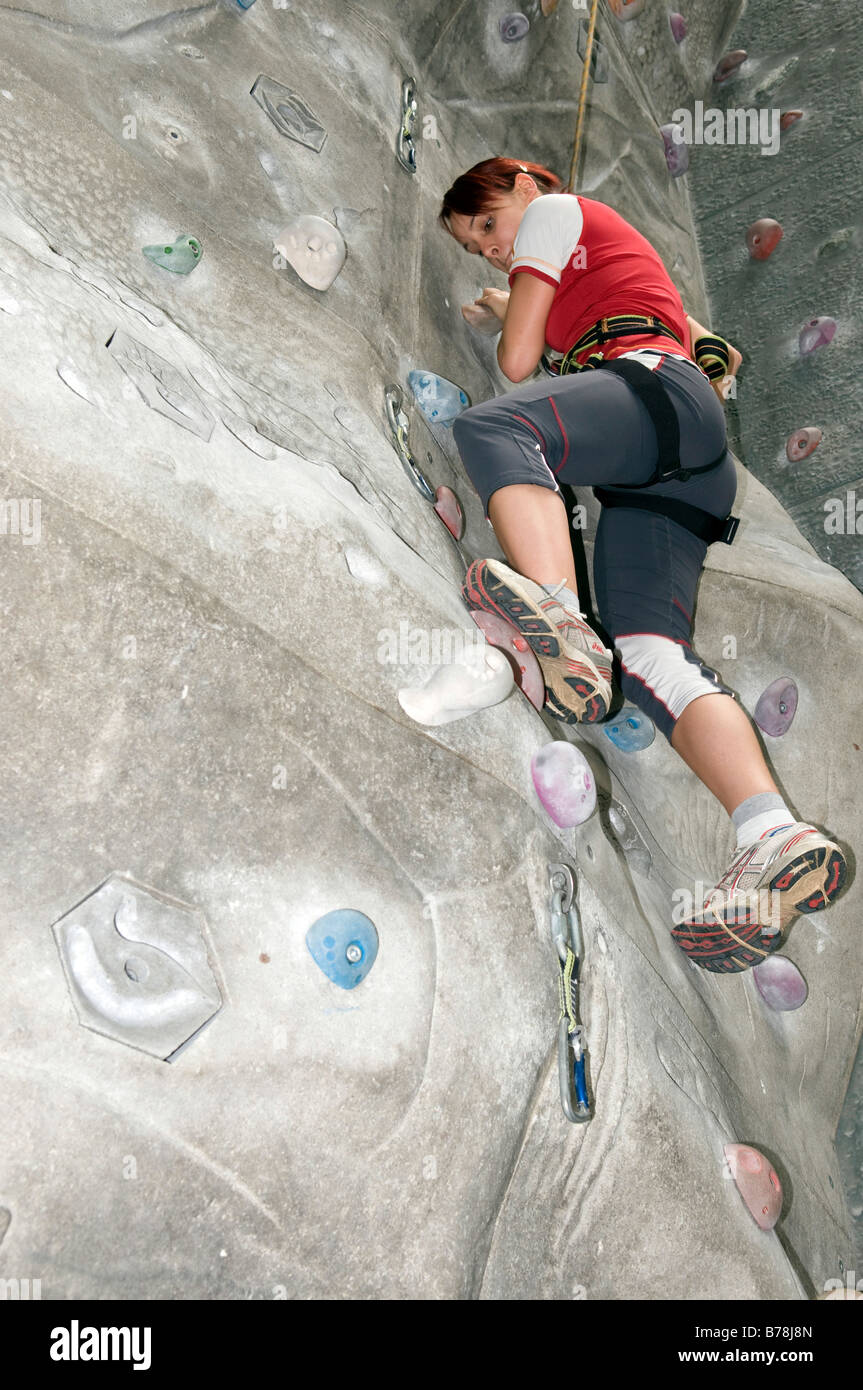 Giovane donna sulla coperta parete di arrampicata a basso angolo di visione Foto Stock
