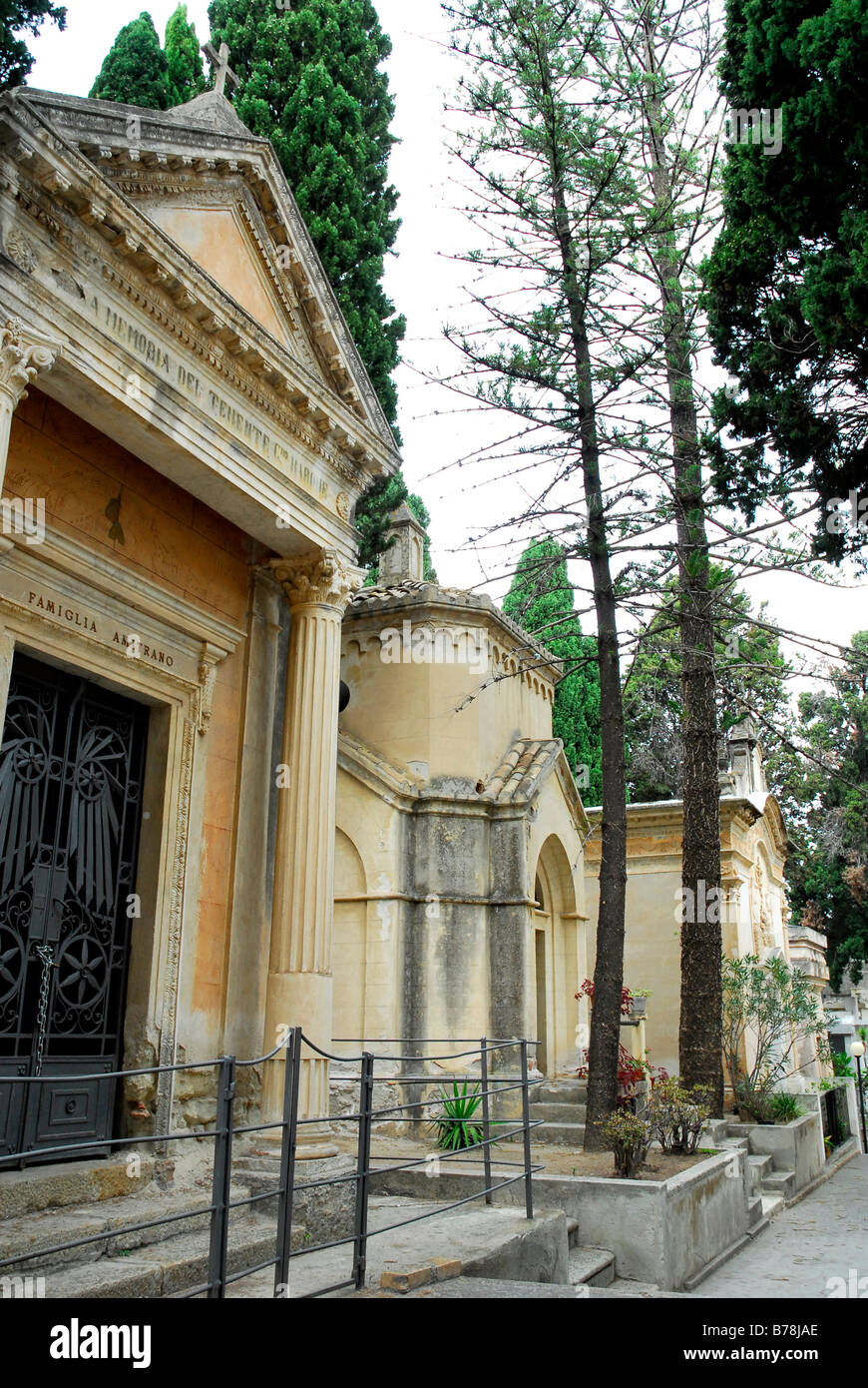 Monumentali tombe di famiglia in un cimitero di Tropea, Vibo Valentia, Calabria, Sud Italia, Europa Foto Stock