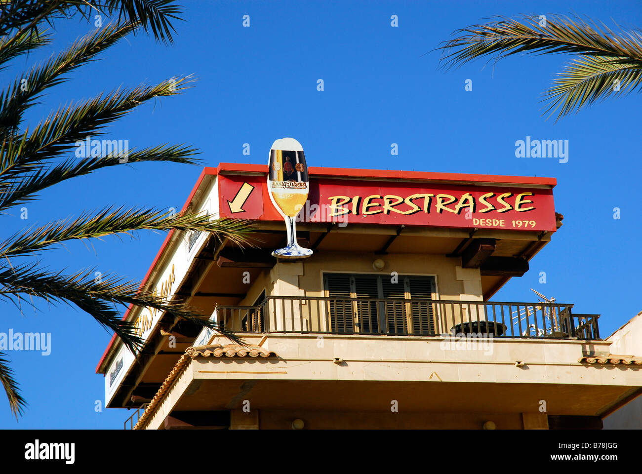 Bierstrasse 1979, palme e un balcone con una pubblicità per la birra, Platja de Palma, playa, Maiorca, isole Baleari, Sp Foto Stock