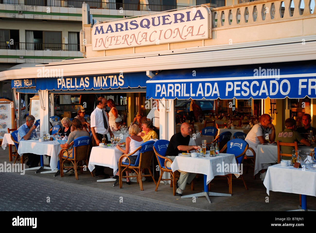 Marisqueria Internacional nella luce della sera, un ristorante di pesce con  una terrazza sulla strada a Can Pastilla, a Maiorca, Bal Foto stock - Alamy