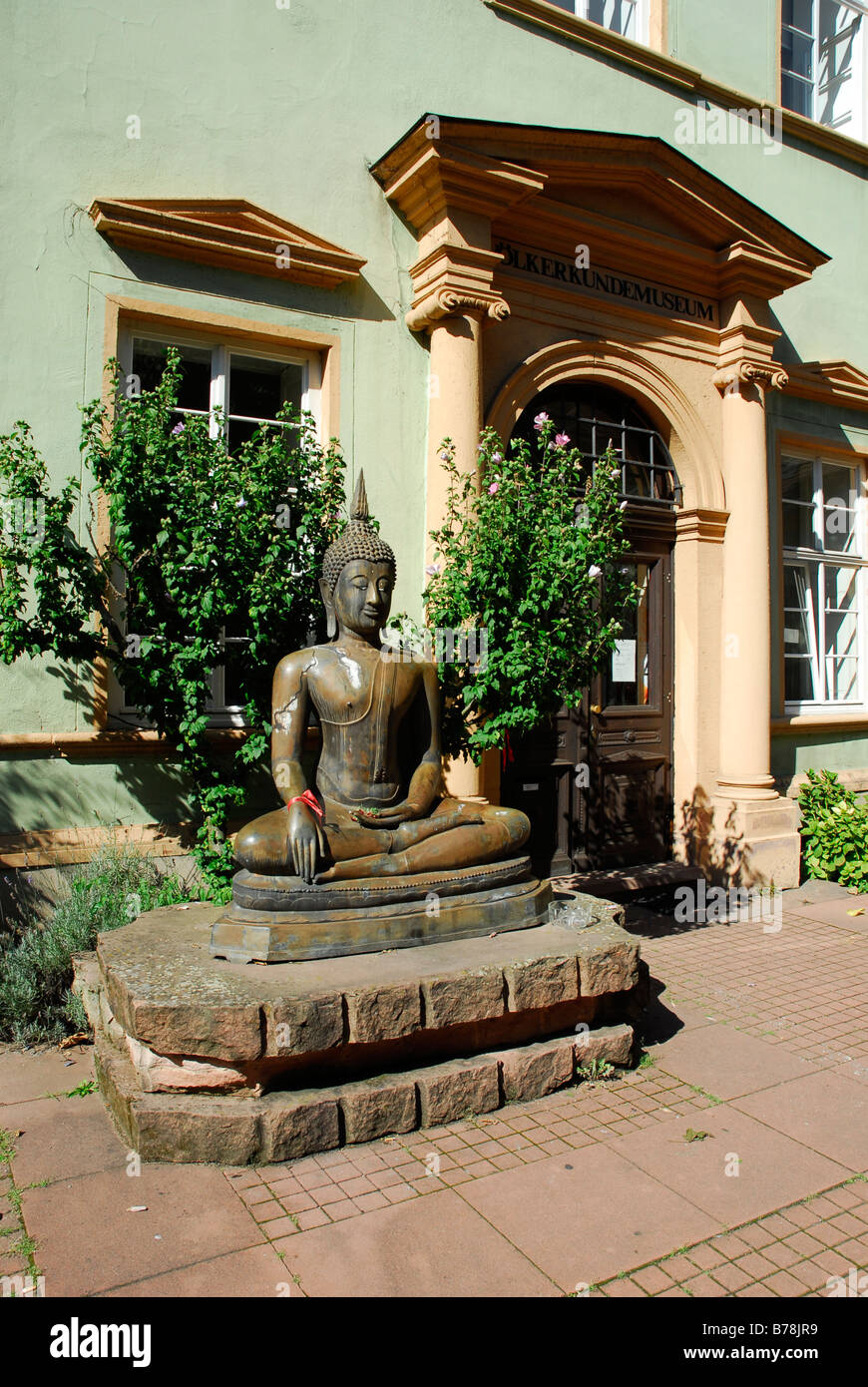Statua del Buddha di fronte al museo etnologico nel centro storico di Heidelberg, Valle del Neckar, Baden-Wuerttemberg, germe Foto Stock
