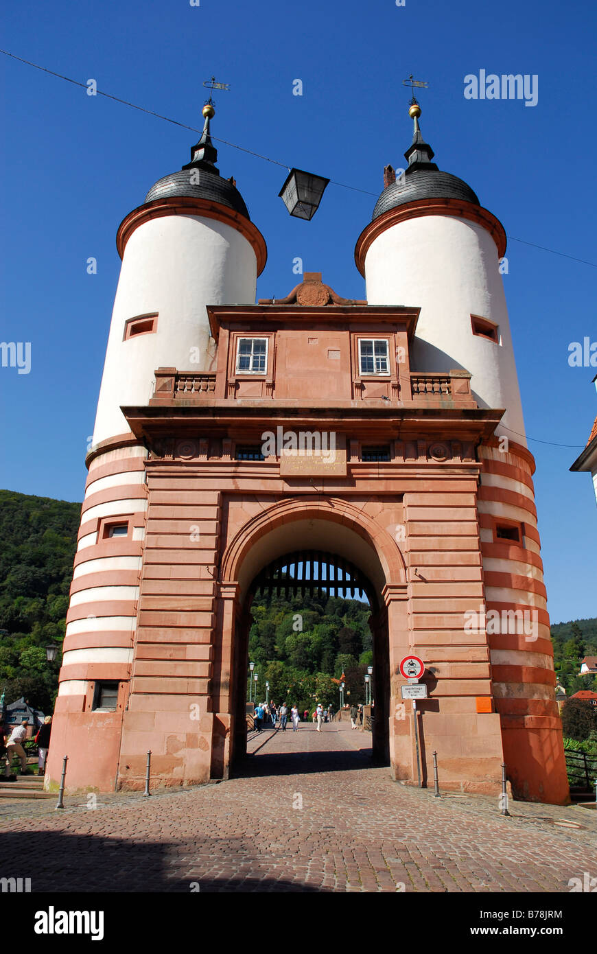 Alte Bruecke ponte, Karl-Theodor ponte che attraversa il fiume Neckar, Brueckentor Gate con due torri barocche in corrispondenza del bordo della Foto Stock