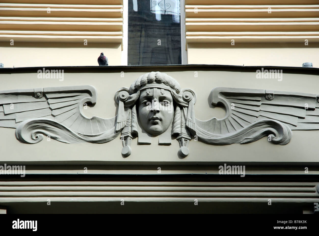 Scultura di una faccia con le ali, il dettaglio di una facciata in Art Nouveau, in Alberta iela street, Riga, Lettonia, Paesi Baltici, Northeaste Foto Stock