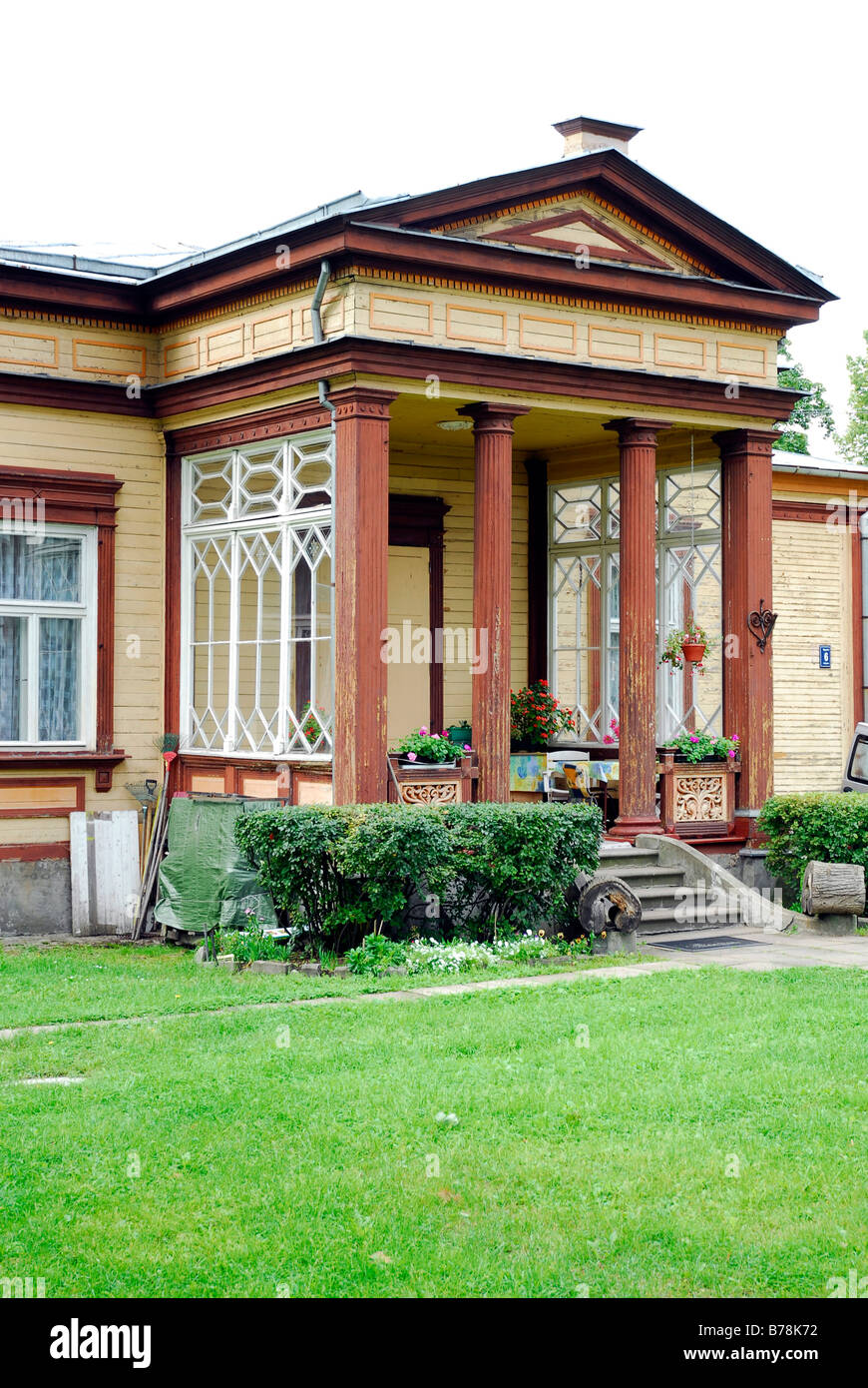 Casa estiva e il giardino, nostalgico noblesse con pilastri in Majori, Mar Baltico resort Jurmala, Lettonia, del Mar Baltico e del nord-est Foto Stock