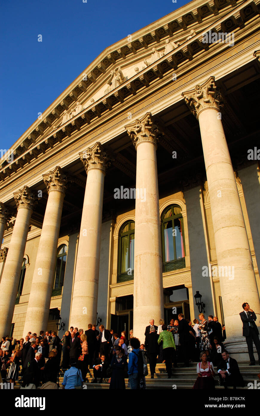 Una pausa per i visitatori di Monaco di Baviera opera festival al Teatro Nazionale, facciata neoclassica e pilastri, Stato bavarese Foto Stock